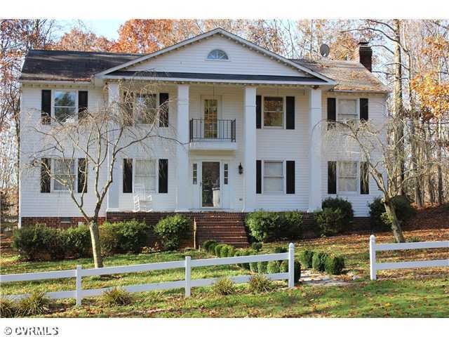 Exterior Front - Federal-style colonial
