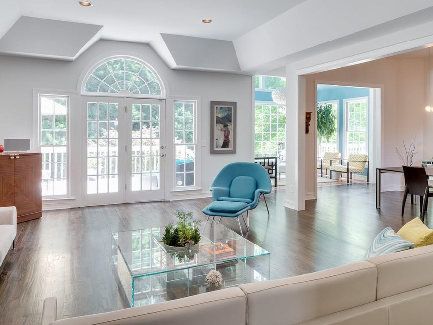 This light filled home is bright and crisp and has