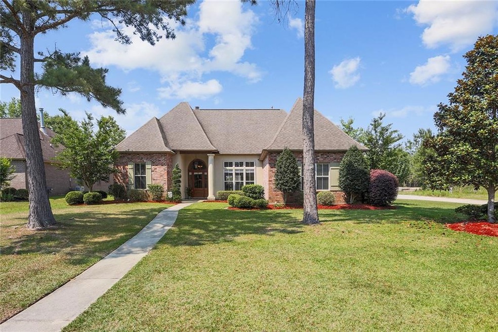 Lovely home in pretty Turtle Creek.Brick with stuc