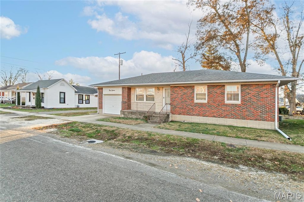 415 3rd St, Carrollton, IL 62016 - photo 1