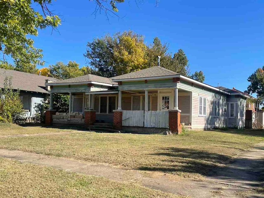 127 S Palm St, Ponca City, OK 74601 - photo 1