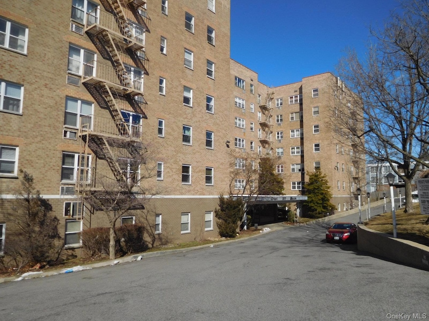 Crest Manor unit 601, Yonkers, NY 10701 - photo 1