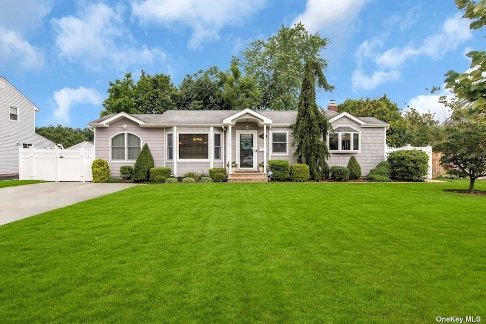 18 Gaymor Ln, ComMacK, NY 11725 - photo 1