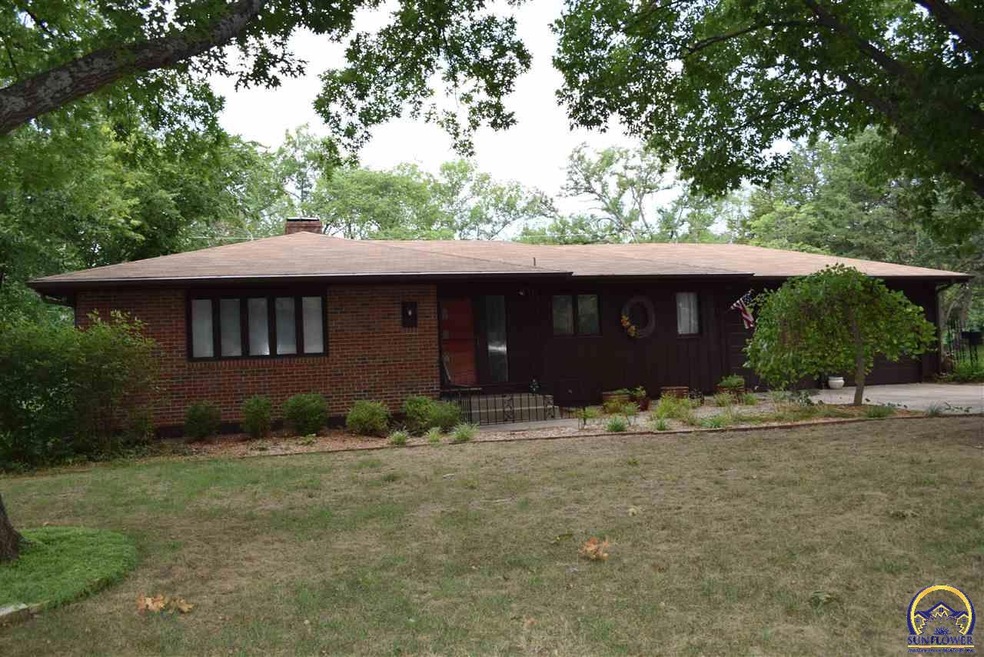 2701 SW Boswell Ave, Topeka, KS 66611 - photo 1