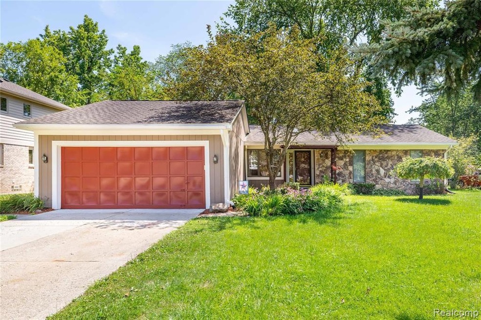 8653 Lake Rd, Grosse Ile