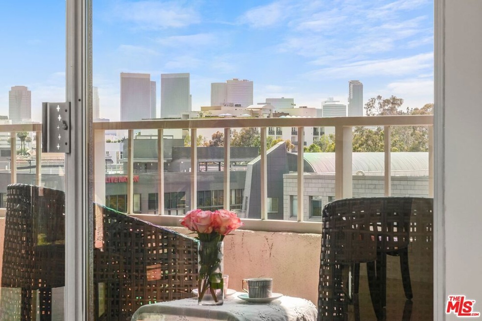 339 N Palm Dr unit PH1, Beverly Hills, CA 90210 - photo 1