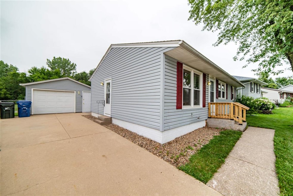 2228 Valley Dr, Davenport, IA 52806 - photo 1