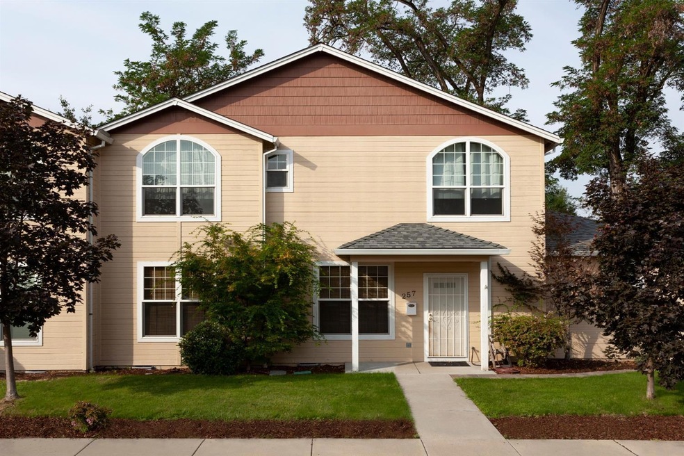 257 N 6th St, Central Point, OR 97502 - photo 1