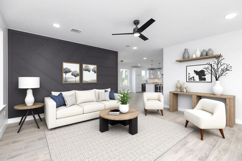 Living room with ceiling fan, baseboards, recesse