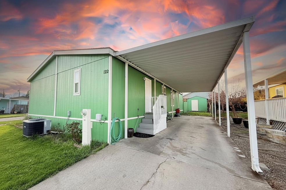 1570 S Peach St unit 122, Medford, OR 97501 - photo 1