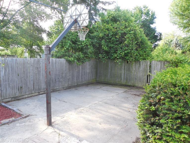 1460 Benjamin Ave NE, Grand Rapids, MI 49505 - photo 1