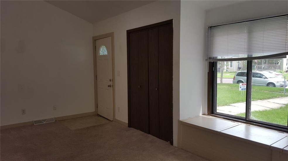 929 9th St SE, Cedar Rapids, IA 52401 - photo 1
