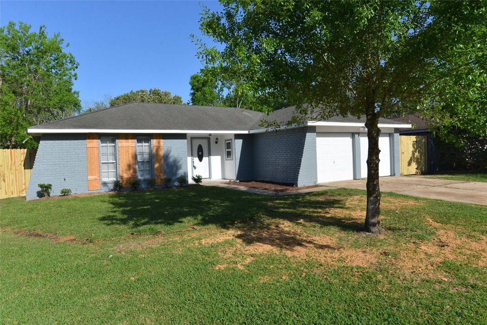 5250 Appleblossom Ln, Friendswood, TX 77546 - photo 1