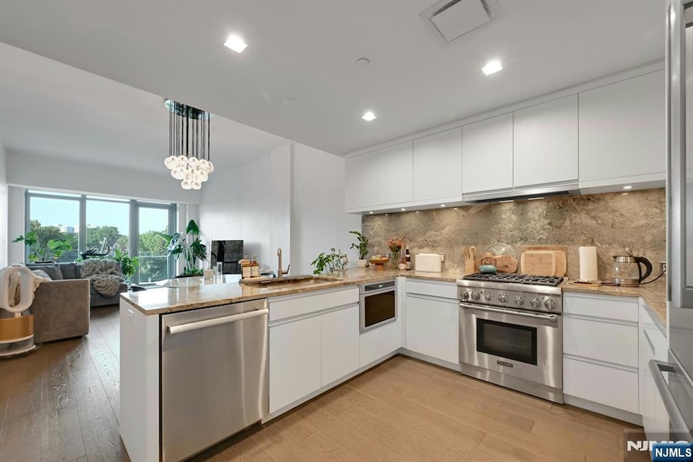 320 Adolphus Ave unit 504, Cliffside Park, NJ 07010 - photo 1