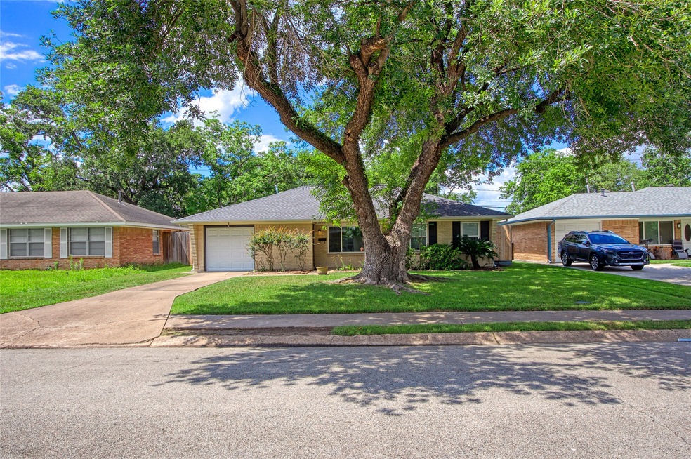 5206 De Lange Ln, Houston, TX 77092 - photo 1