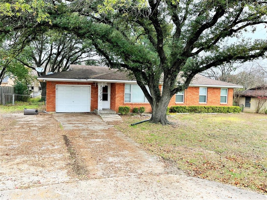 1410 Country Club Rd, Ennis, TX 75119 - photo 1