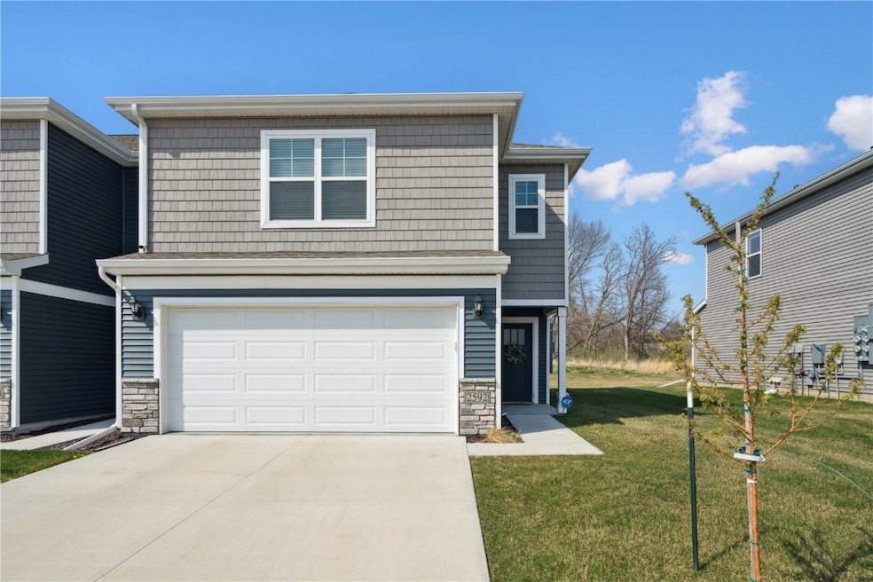 2592 Anne Ln, Hiawatha, IA 52233 - photo 1