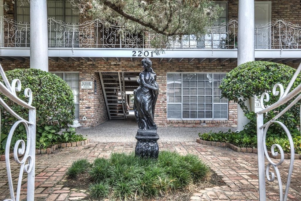 Front courtyard / condo on 2nd floor