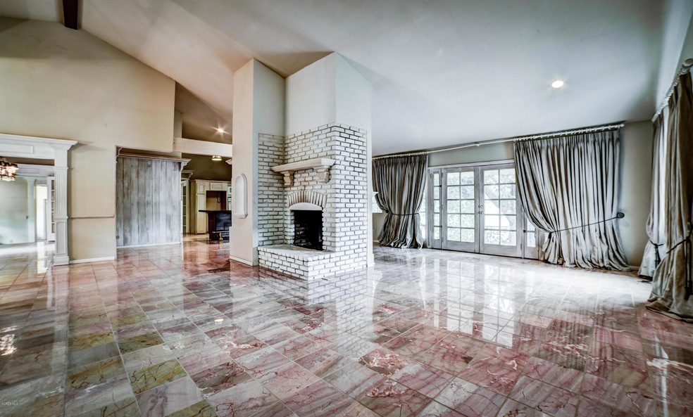 22157 Mulholland Dr, Woodland Hills, CA 91364 - photo 1