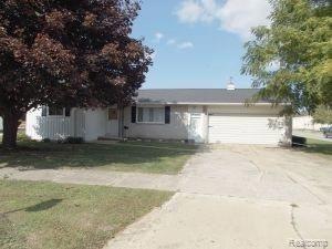 435 E Butler St, Bad Axe, MI 48413 - photo 1