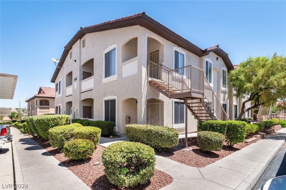 1st Floor Condo with Amazing Mountain Views