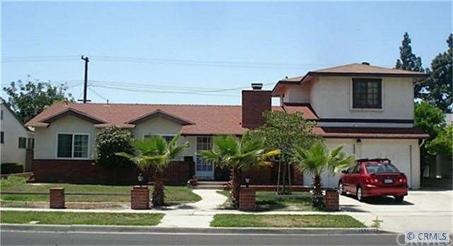 Beautiful CUL-DE-SAC with Mother-in-law quarters above garage.