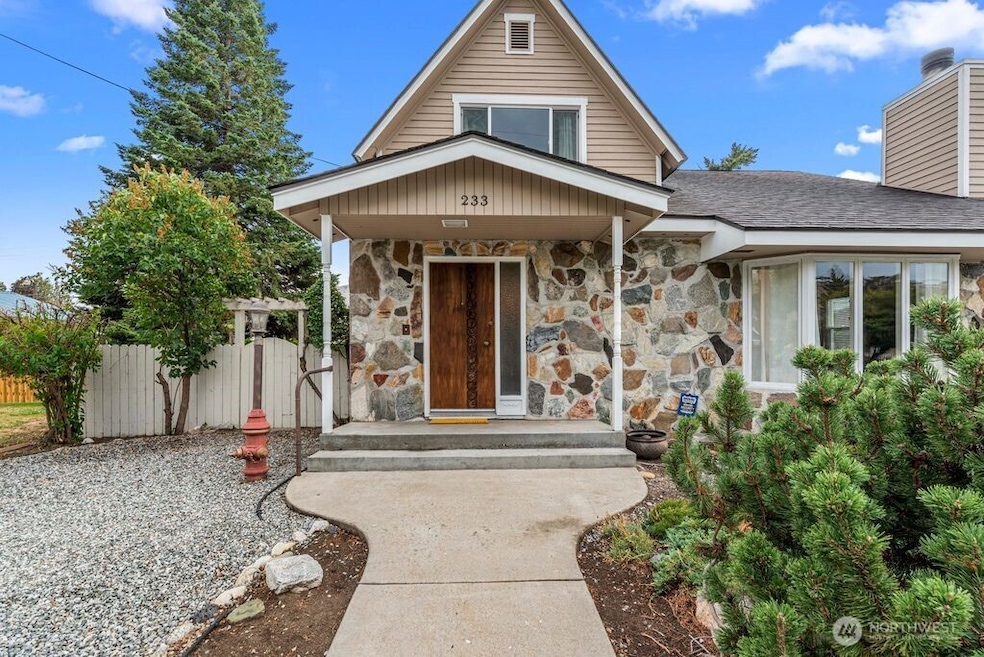 233 W Gibson Ave, Chelan, WA 98816 - photo 1