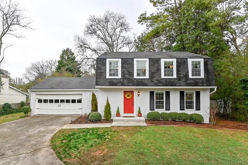 Welcome home to 135 North Pond Court in beautiful 
