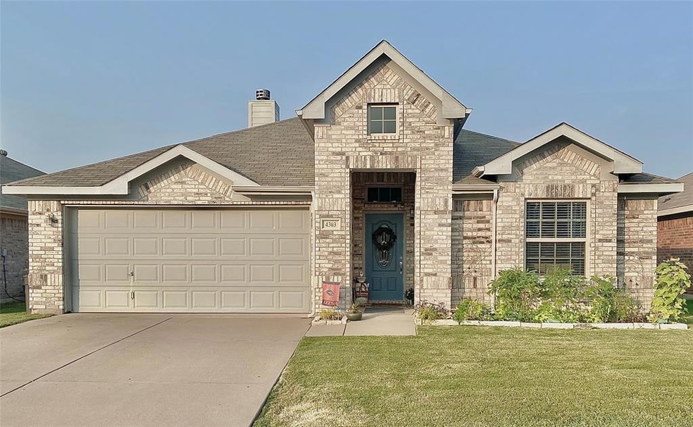 4303 Sapphire Ln, Granbury, TX 76049 - photo 1