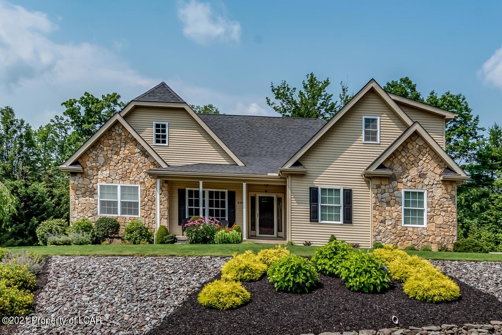 208 Pennbrook Ln, Dallas, PA 18612 - photo 1