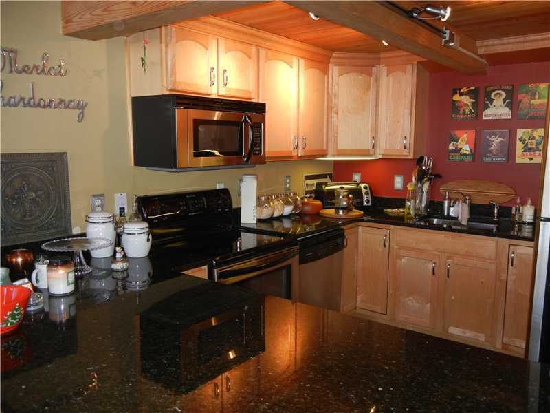 Kitchen. Fantastic kitchen with granite countertop