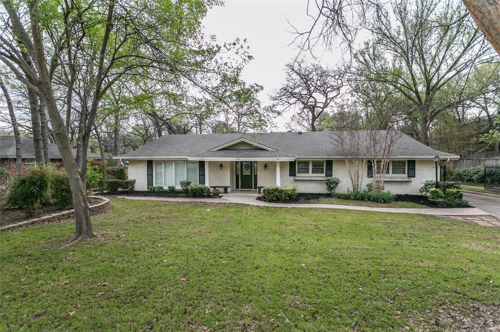 1101 Driftwood Dr, Euless, TX 76040 - photo 1