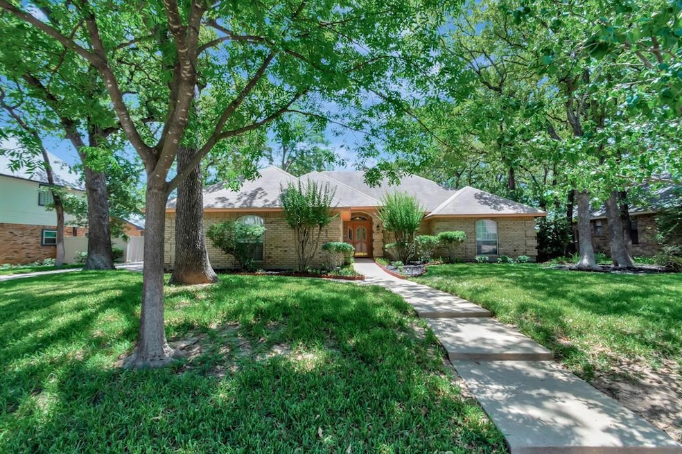 1328 Circle Ln, Bedford, TX 76022 - photo 1