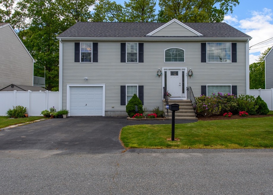 33 Carol Ct, Fall River, MA 02721 - photo 1