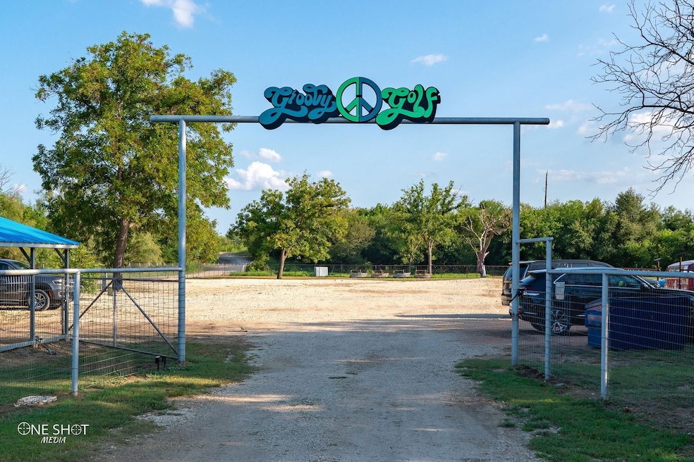 516 E Live Oak St, Coleman, TX 76834 - photo 1