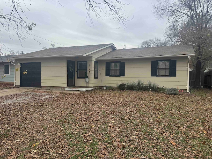 621 N Douglas St, Wellington, KS 67152 - photo 1