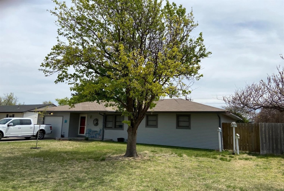 1016 S Trindle St, Hugoton, KS 67951 - photo 1