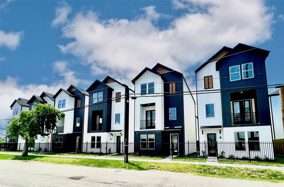 4539 Old Yale St, Houston, TX 77018 - photo 1