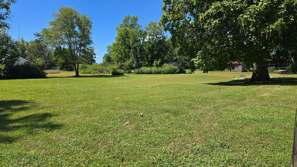 1011 N Locust St, Carrollton, MO 64633 - photo 1