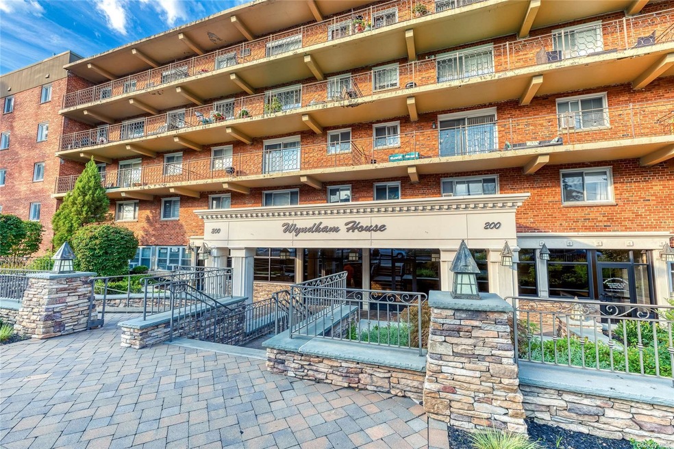 Wyndham House unit 136, Lynbrook, NY 11563 - photo 1