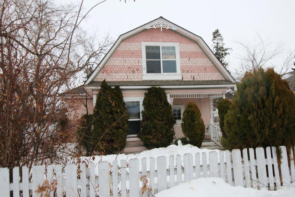 122 SW 10th St, Redmond, OR 97756 - photo 1