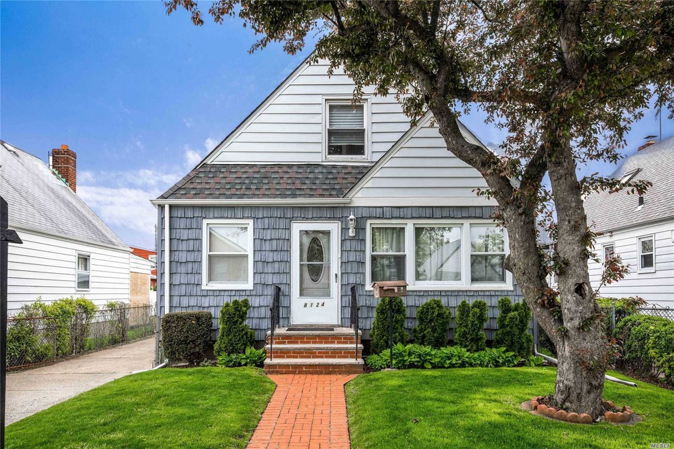 8124 267th St, Glen Oaks, NY 11004 - photo 1