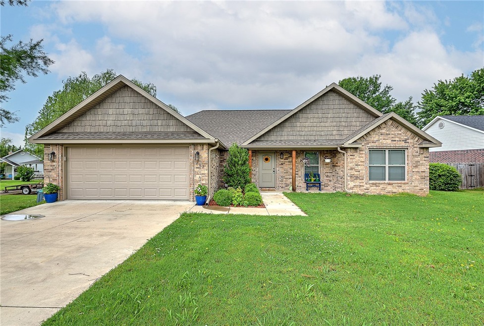 202 S Baggett St, Prairie Grove, AR 72753 - photo 1