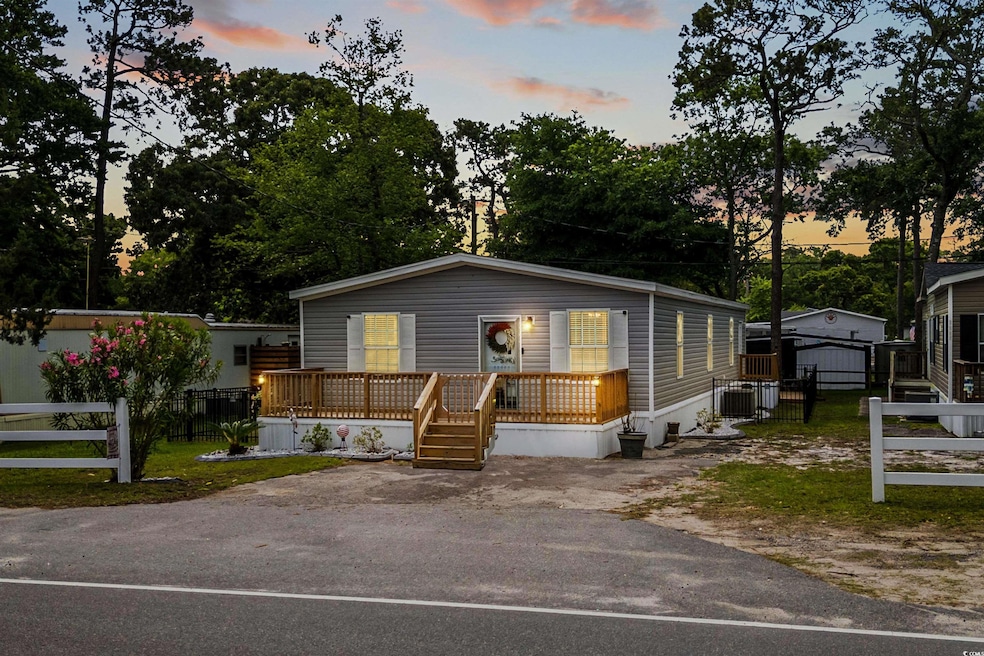 Manufactured / mobile home with fence, a wooden de