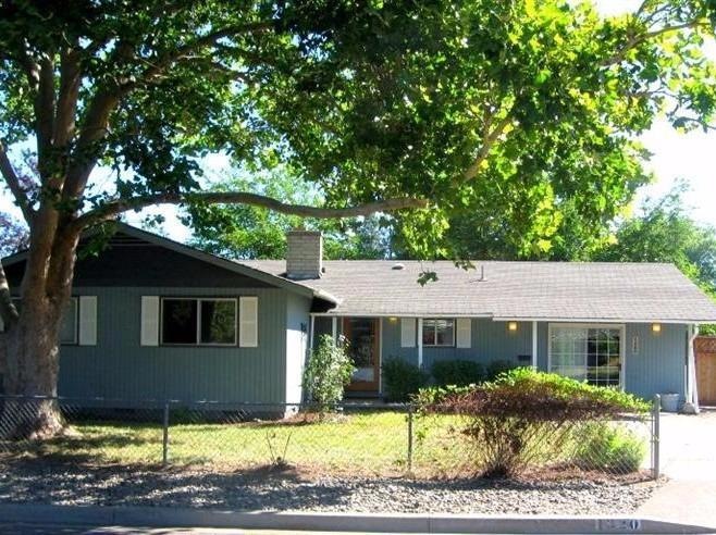 1320 Vista Dr, Central Point, OR 97502 - photo 1