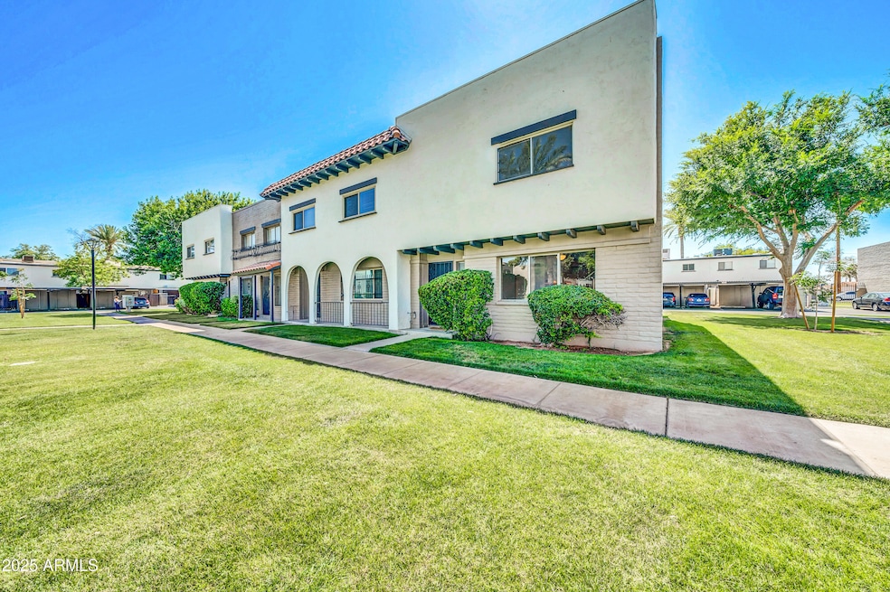 2812 E Clarendon Ave-2