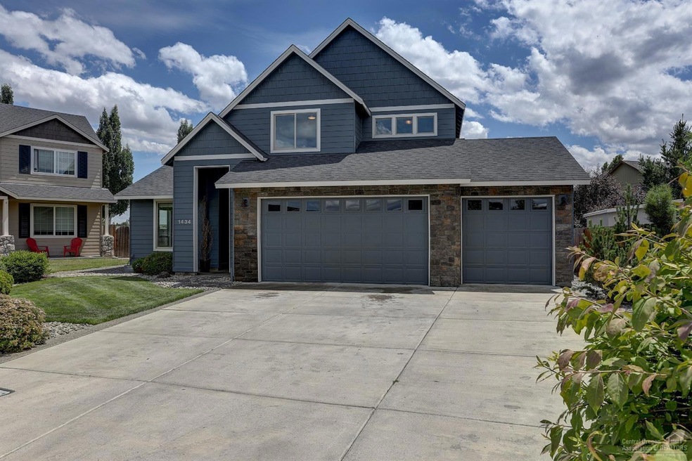 1434 NW Teakwood Ct, Redmond, OR 97756 - photo 1