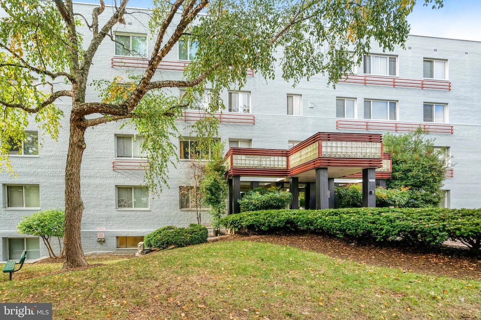 Stratton House unit 212, Arlington, VA 22204 - photo 1