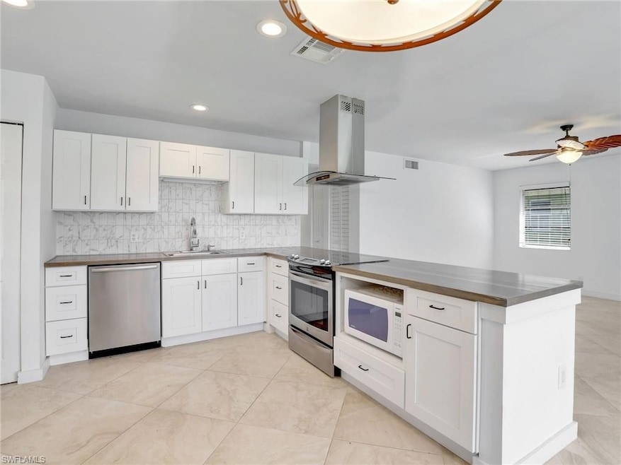 Kitchen with kitchen peninsula, stainless steel ap