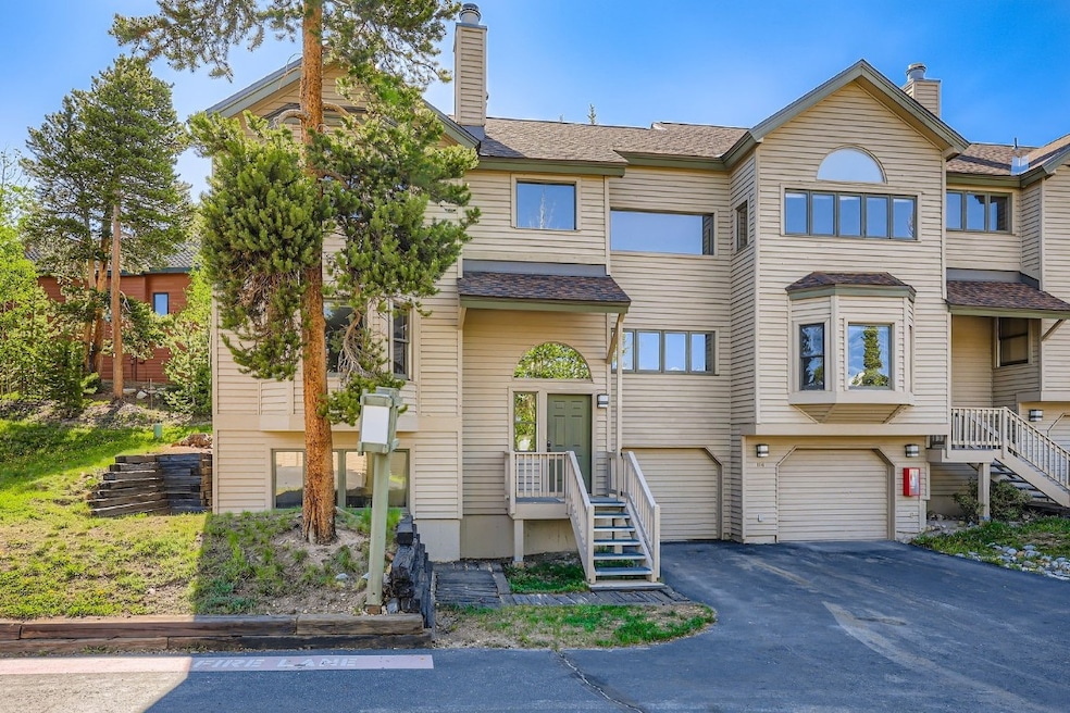 4 Bed 4 Bath End Unit Townhome -Extra Windows,2 Ca